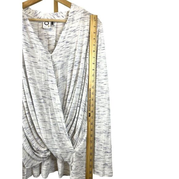 Akemi + Kin Anthropologie Long Sleeve Drapey V-Neck Cozy Shirt Grey EUC Sz M - Picture 9 of 9